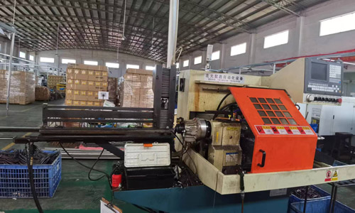 Automatic loading CNC lathe